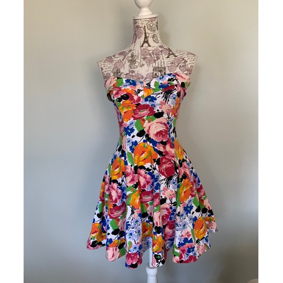 Betsey Johnson Dresses & Skirts - Betsey Johnson Floral Strapless Dress Betsey Johnson Dresses & Skirts - Betsey Johnson Floral Strapless Dress